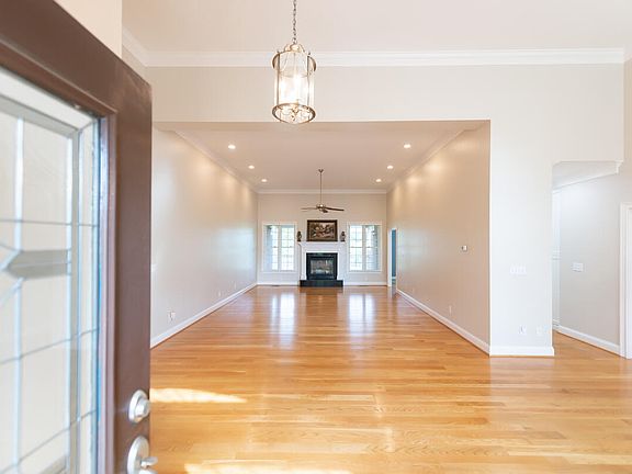 4th image of 524 Country Ln
