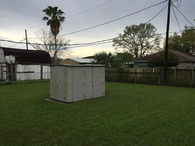 319 W Loyola Dr — Photo 2