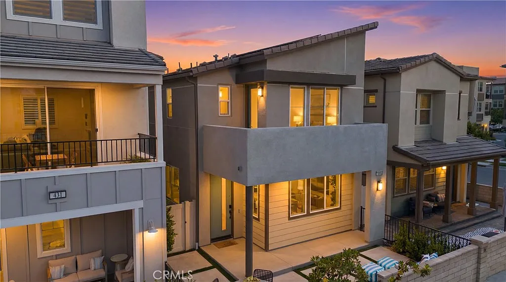 2 bed, 2.5 bath, 1341 sqft, $4,200 — Photo 1