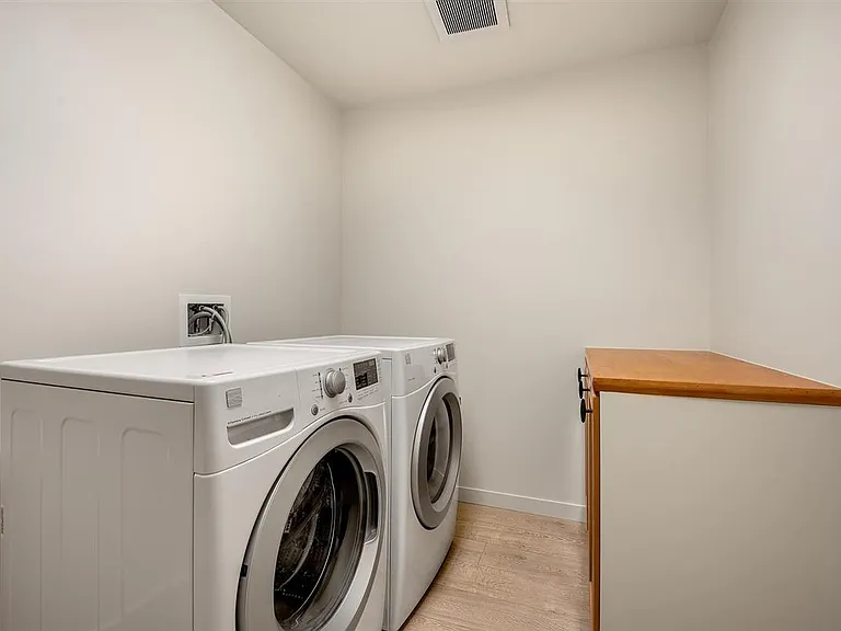 747 Northampton Dr — Photo 22