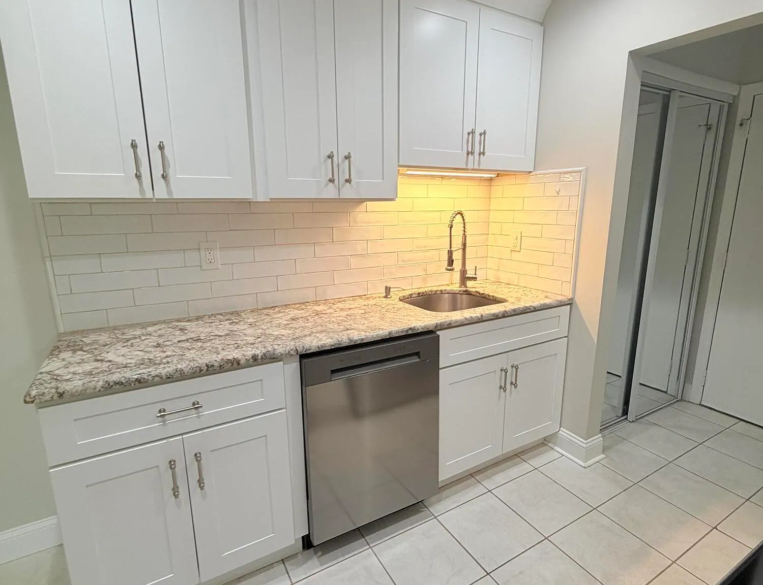 2 bed, 1130 sqft, $2,200 — Photo 2