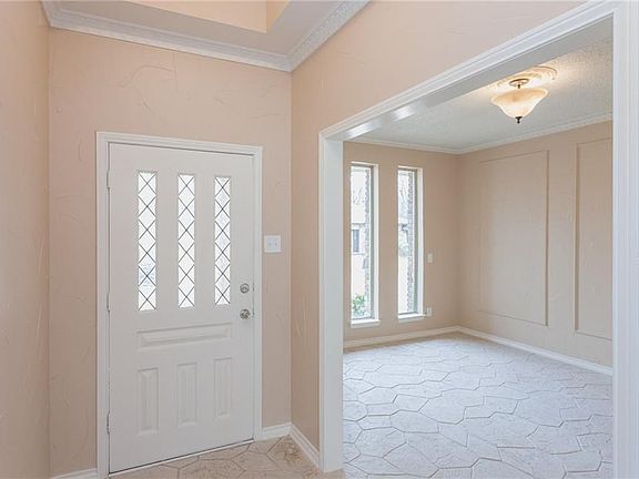 4th image of 328 Shady Brook Dr