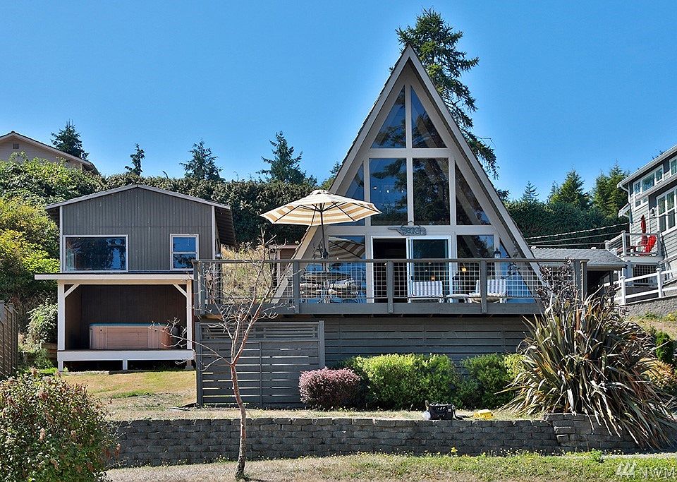 Beachcomber's A Frame offers a spacious deck, storage building and covered hot tub!