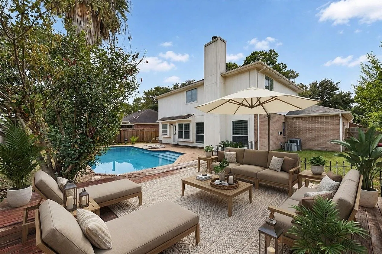 4 bed, 2.5 bath, 2335 sqft, $2,400 — Photo 2