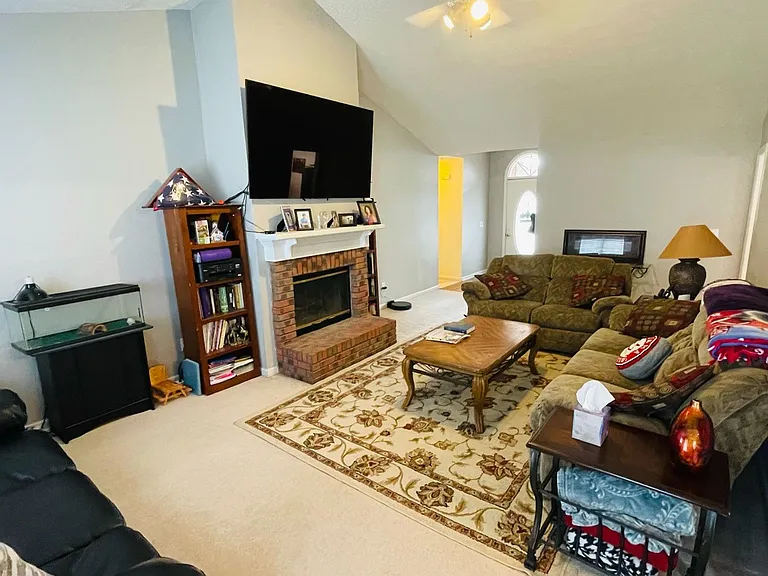 292 Chinaberry Ct — Photo 2