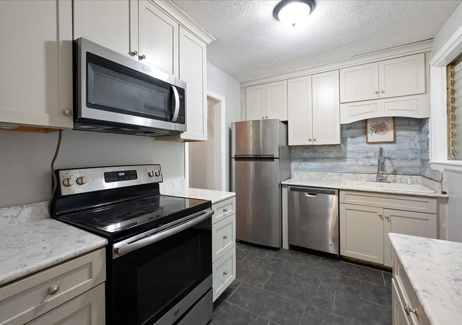 Charming 4-Bedroom Home in Victory Manor Prime Savannah Location! — Photo 3