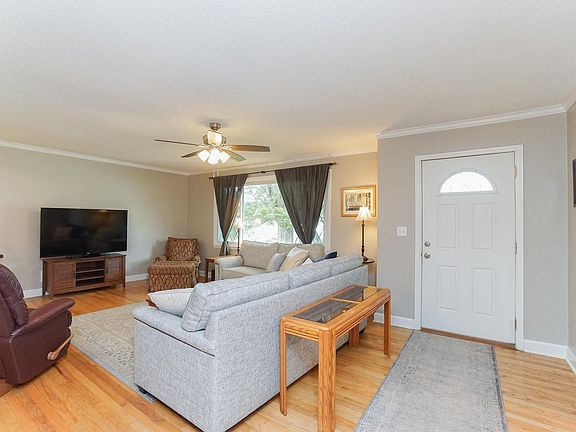 3rd image of 303 Fairhaven Dr