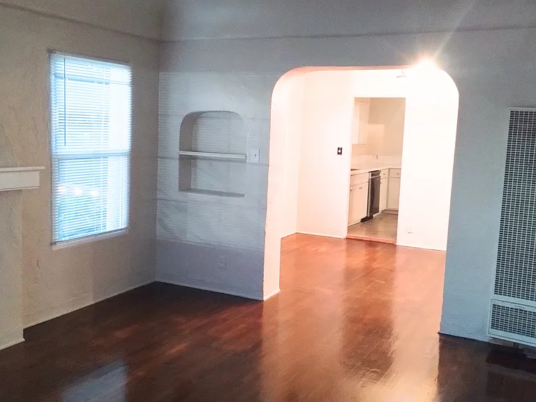 6135 1/2 Cashio St #1/2 — Photo 1