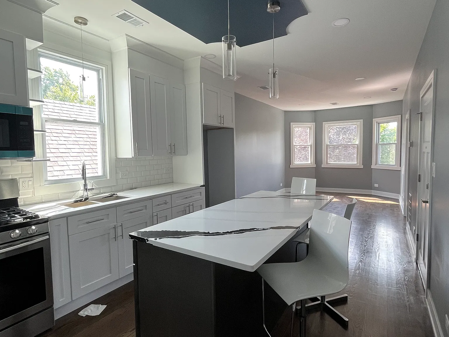 3 bed, 1100 sqft, $2,100 — Photo 3