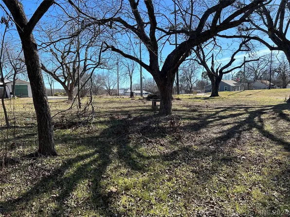 903 NE 2nd St, Durant, OK 74701