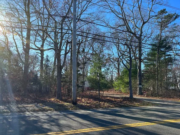 22 Lynncliff Rd, Hampton Bays, NY 11946