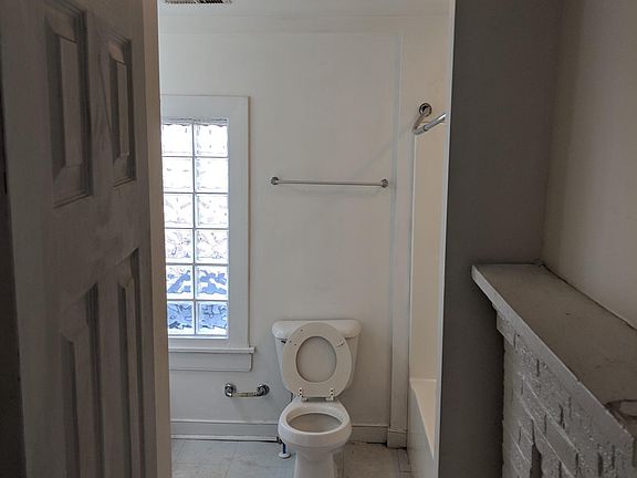 4th image of 110 E 14th St