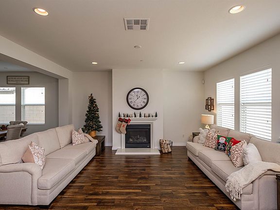 4th image of 15933 Silvertip Way