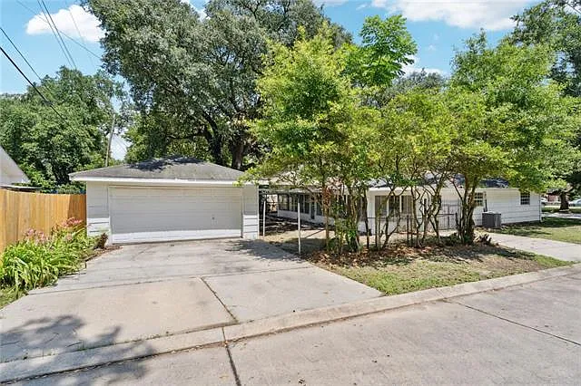 6 bed, 1.5 bath, 2054 sqft, $2,150 — Photo 2