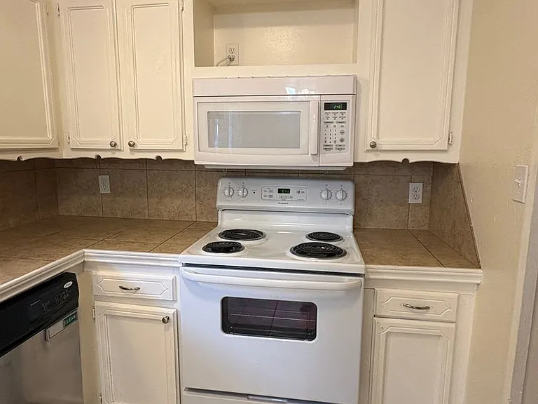 808 Catherine Dr — Photo 10