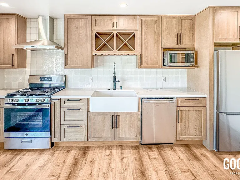 729-731 Reef Dr — Photo 3