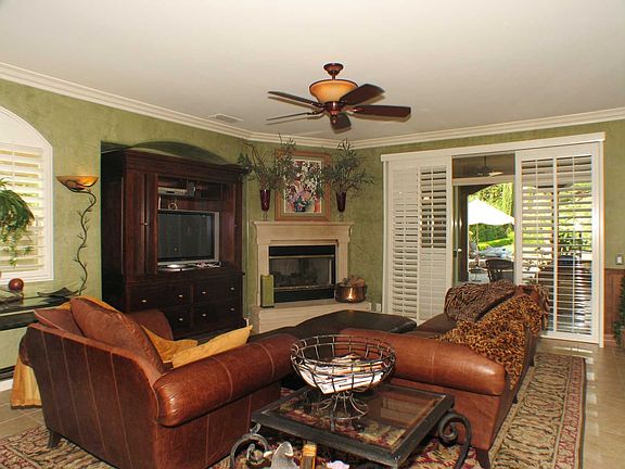 2nd image of 912 Sierra Park Ln