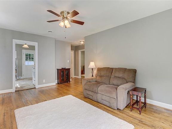 5th image of 2705 Robin Hood Dr