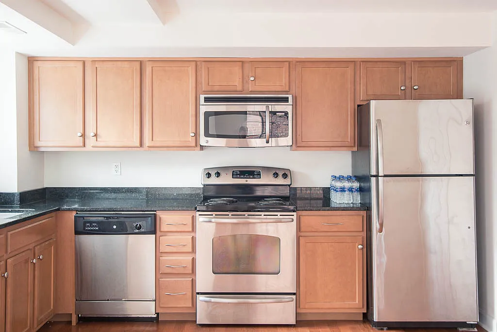 Spacious and bright condo — Photo 2