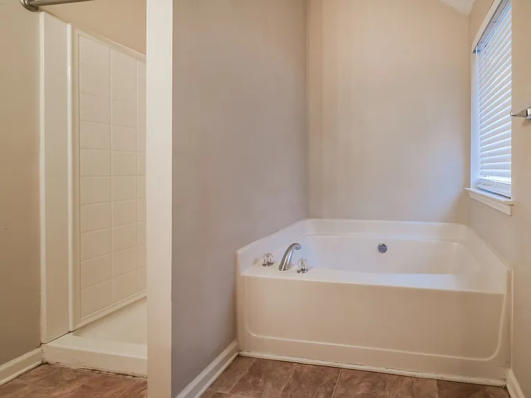 409 Robin Hill Ln — Photo 13
