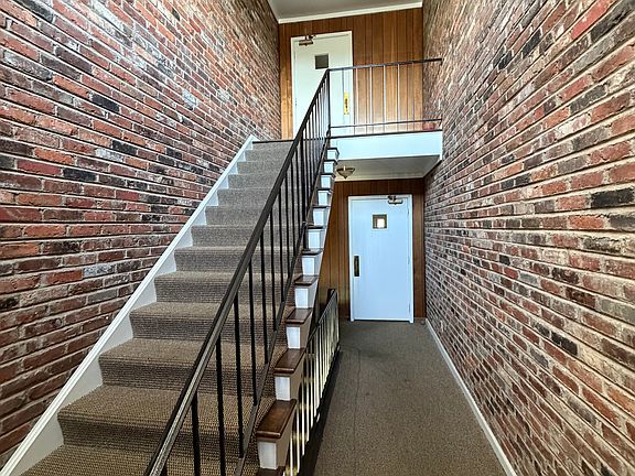 4th image of 1060 Chatham Park Dr