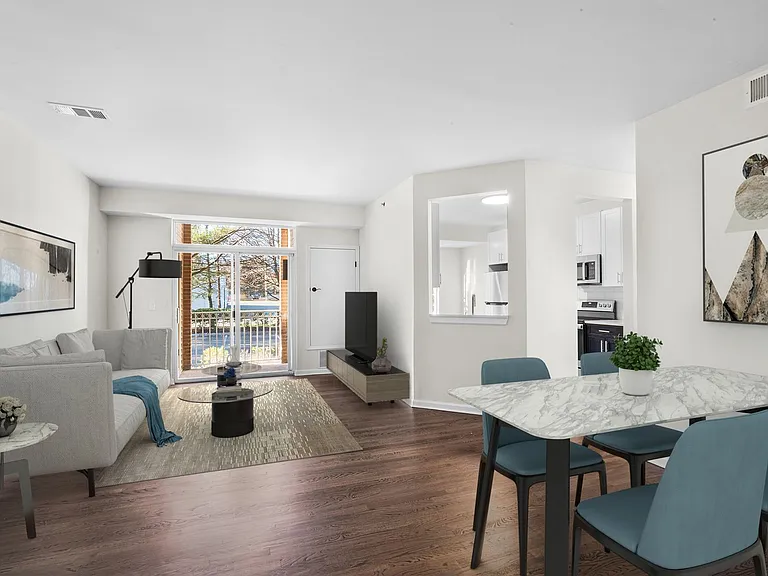Columbia Court — Photo 39