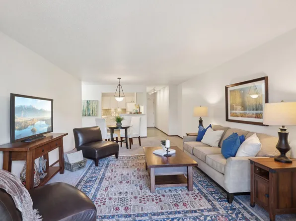 5627 Green Circle Dr APT 222, Minnetonka, MN 55343