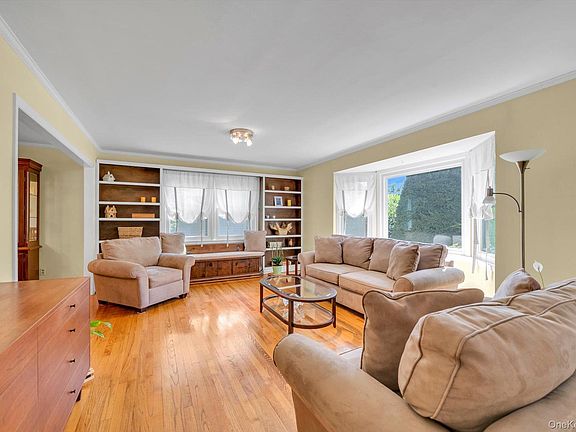 3rd image of 12 Compass Court