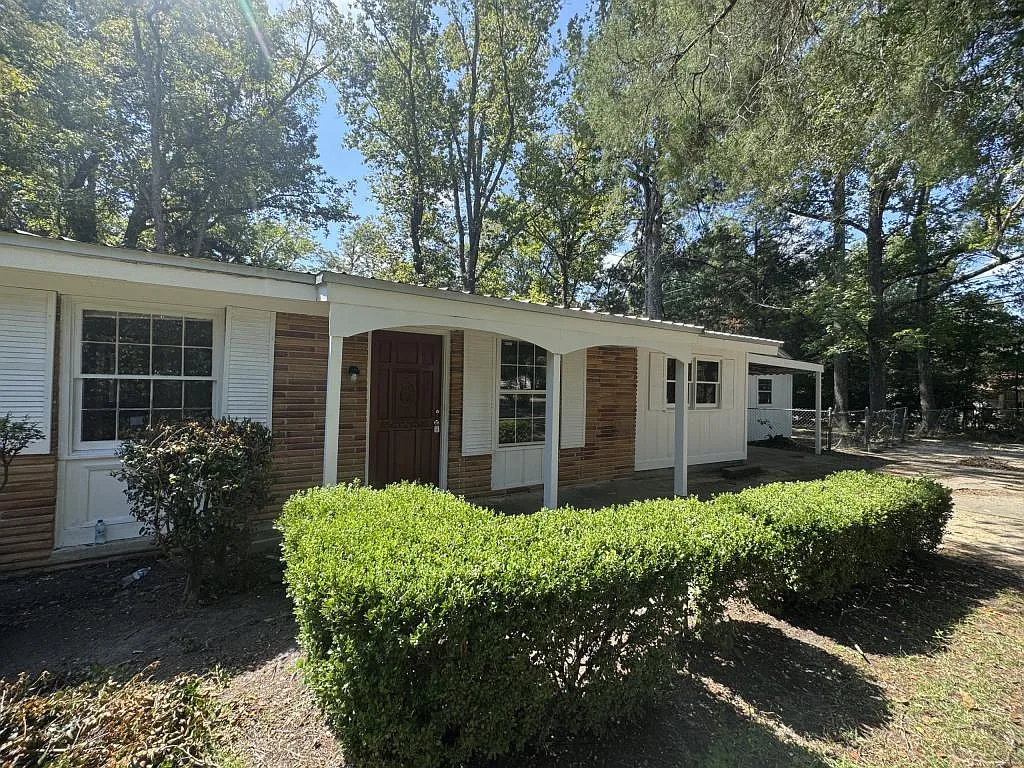 914 E Selma St — Photo 2