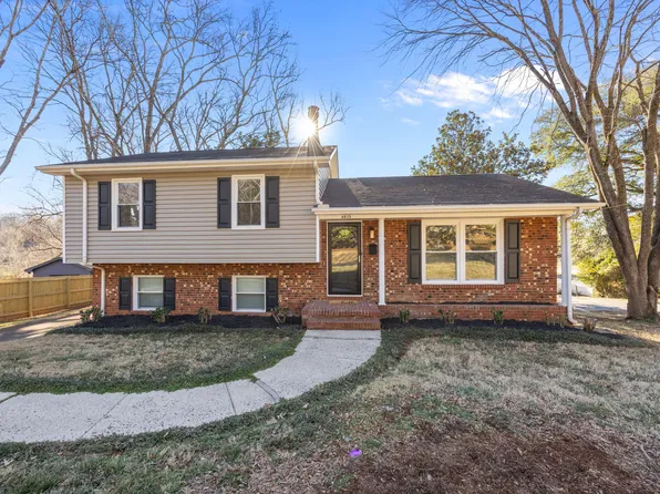 6835 Woodstock Dr, Charlotte, NC 28210