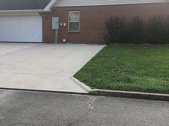 4th image of 64 E Cloverdale Dr
