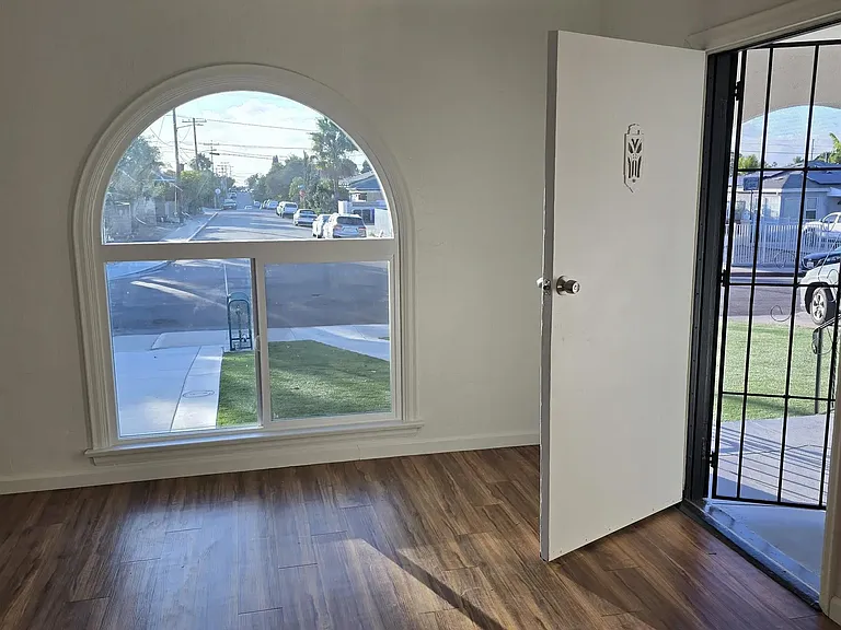 4527 Esther St — Photo 2