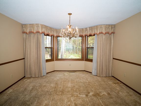 5th image of 4404 Oakridge Dr