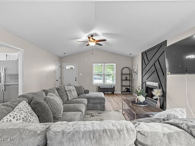 211 Clydesdale Ct — Photo 10