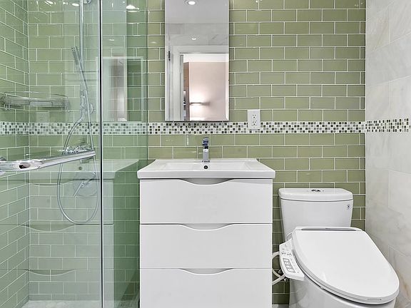 5th image of 100 La Salle St APT 17F