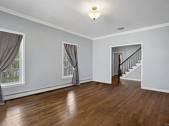 5th image of 18 Camelot Dr