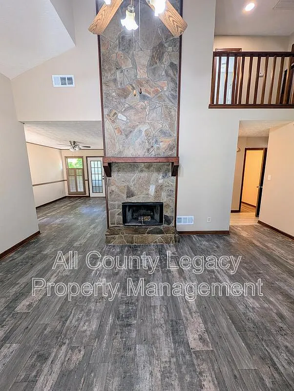 4 bed, 2.5 bath, 1942 sqft, $2,095 — Photo 2