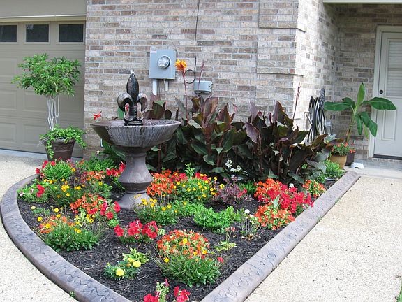 Side entry walkway w/fountai