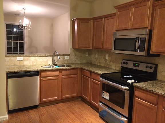 Kitchen w/ Granite CC & SS Appliances
