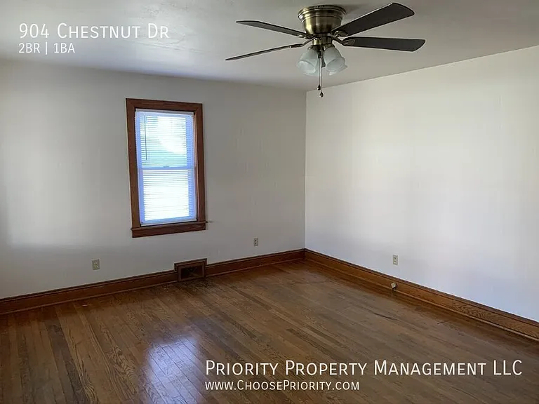904 Chestnut Dr — Photo 2