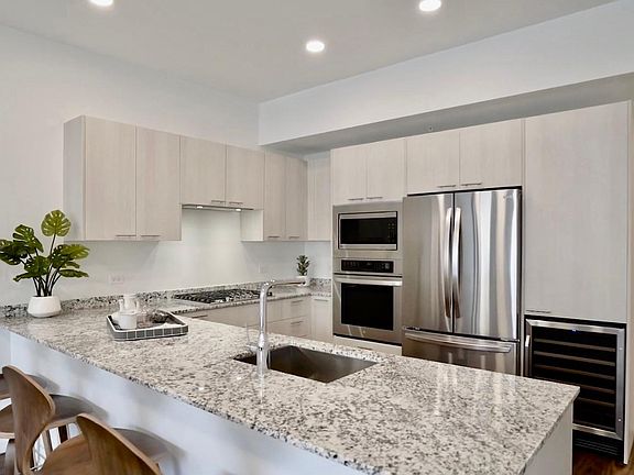 4th image of 561 W Stratford Pl APT 4D