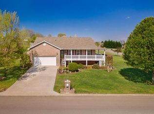 1122 Summerfield Dr, Maryville, TN 37801