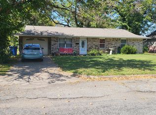 2015 F St NW, Miami, OK 74354