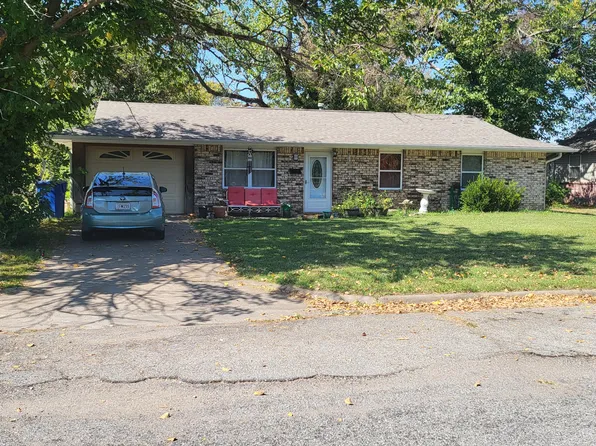 2015 F St NW, Miami, OK 74354