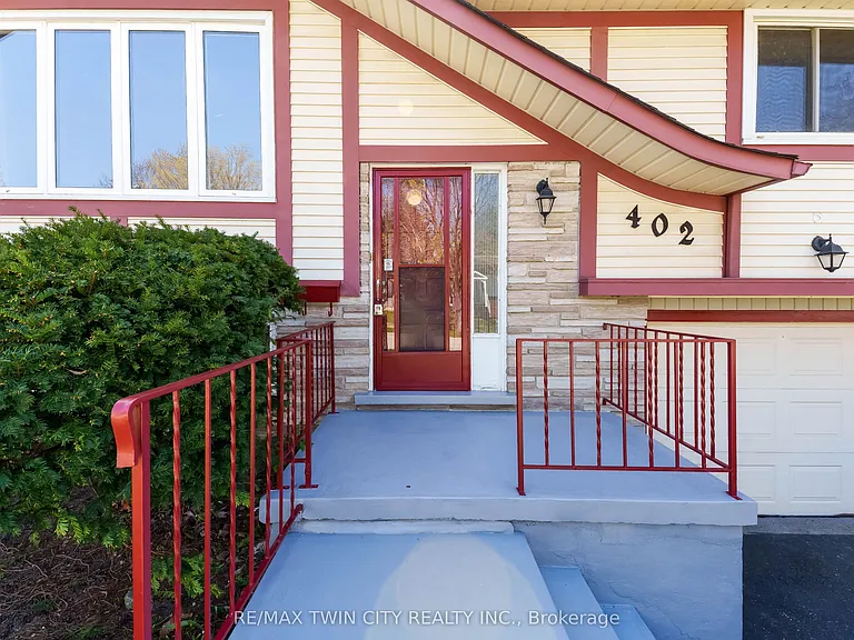 402 Lakeview Dr — Photo 2