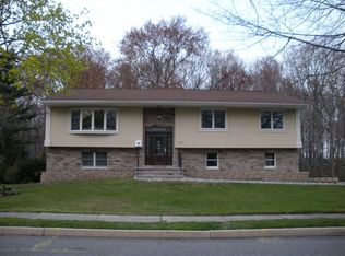 800 Cottonwood Ct, Paramus, NJ 07652