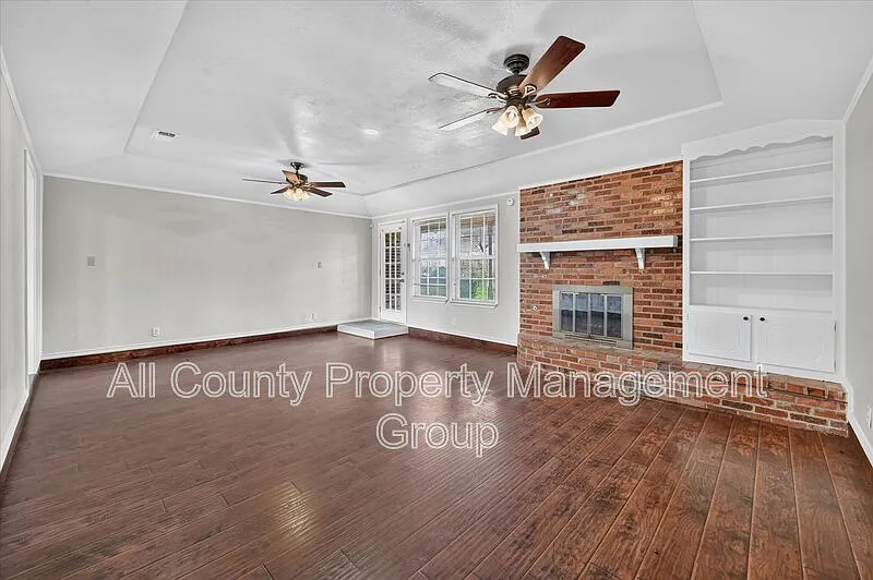 3 bed, 2.0 bath, 1573 sqft, $2,350 — Photo 2