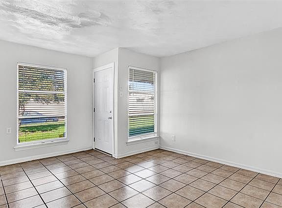 4th image of 300 Hilltop Ave #B