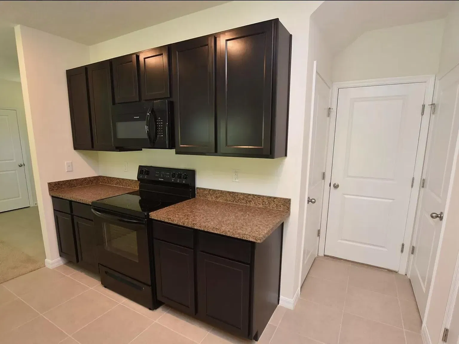 4 bed, 2.5 bath, 2007 sqft, $2,600 — Photo 4