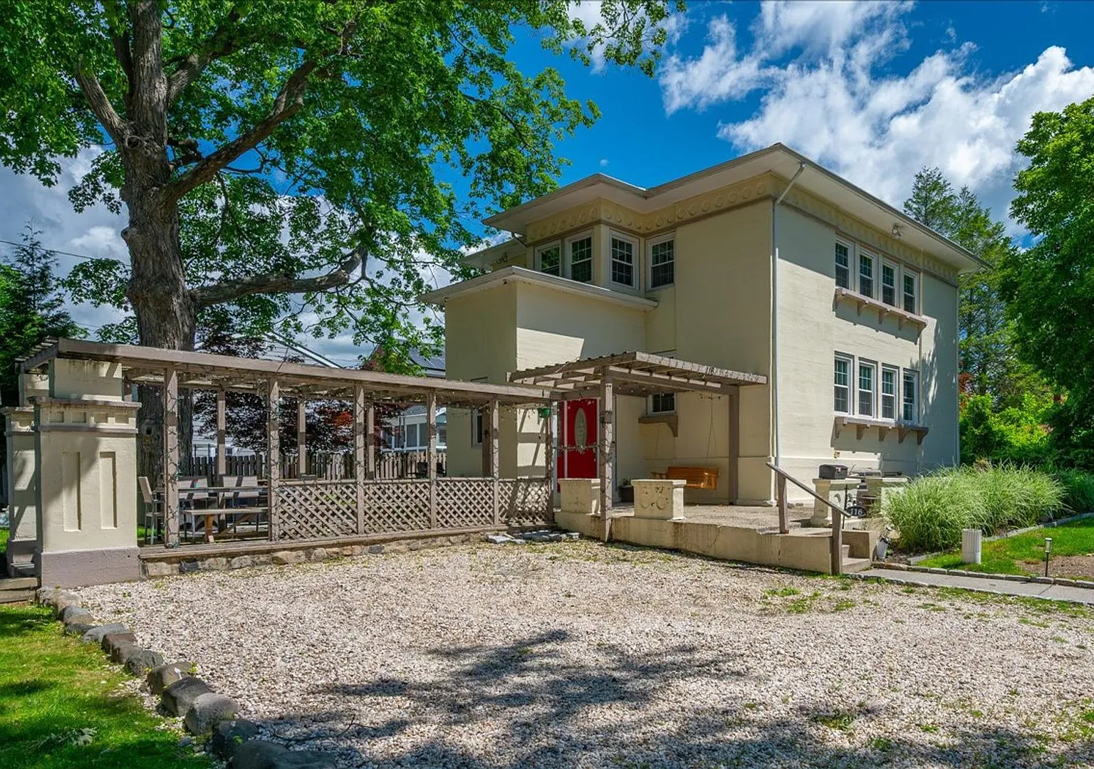 Rare opportunity to lease this Frank Lloyd Wright-inspired Colonial in the highly sought-after Ha... — Photo 3